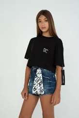 T-SHIRT CROPPED COM BOLSO FRONTAL E DETALHE DE CHAVEIRO NA MANGA - DIMY TSH82661