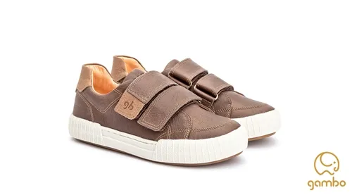 TENIS EM COURO CHOCOLATE AMARGO EM VELCRO GAMBO T11253
