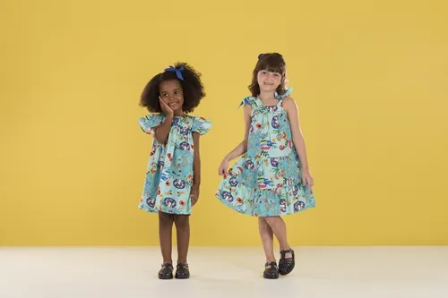 VESTIDO RECORTES E ALÇA DE AMARRAR ESTAMPA PLANETA PRECOCE M6VT3497